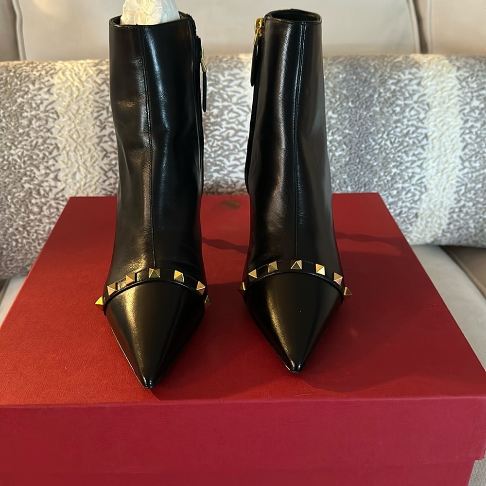 NWT Valentino rock stud boots size 36